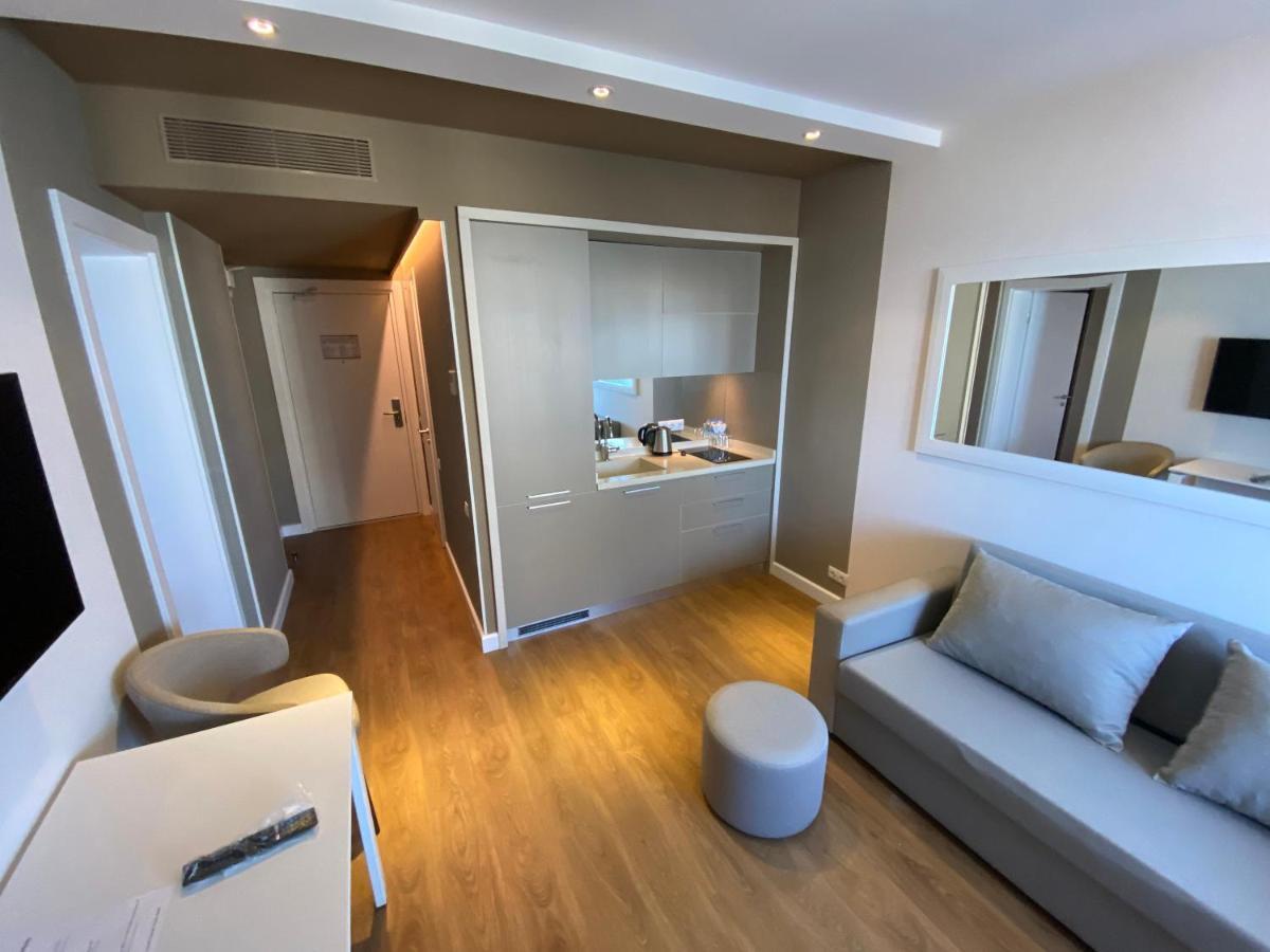 Gq Apartments On First Line In Alliance Palace Batumi Exterior photo